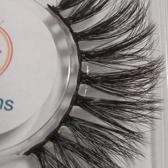 Bombshell 3D Faux Mink Lashes | Soft & Natural | Reusable Up to 5 Wears - Picture 4 of 8